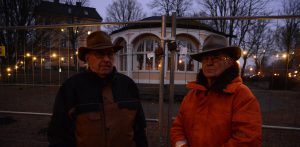 Staketet kring paviljongen är nu stängt för paviljongaktivisterna, Leif Henningsson, till vänster, och Evert Storm. Foto: Berit Önell