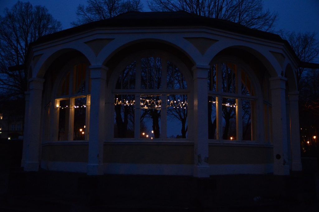 Ett hoppets ljus har tänts i musikpaviljongen inför julen. Foto: Berit önell
