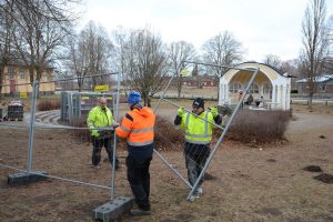 Under förmiddagen stängslades paviljongen in, men staketet stängs inte förrän efter byggstartmötet den 4 januari.