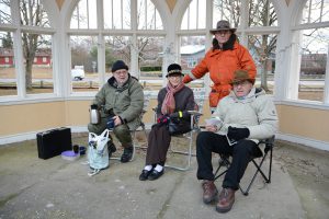 Paviljongaktivisterna höll modet upp med kaffe och diktläsning, från vänster Östen Nilson, Victoria Pehrsson, Evert Storm och Leif Henningsson.