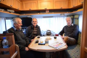 I den uppvärmda husbilen har de utsikt över officersparken och paviljongen, från vänster Ronny Larsson, Evert Storm och Peter Alf.