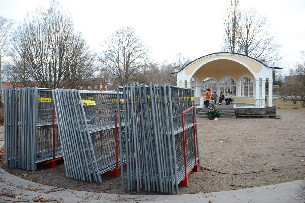 Redan på torsdagsmorgonen levererades staketen som ska inhägna arbetsområdena när paviljongen flyttas. Foto: Berit Önell