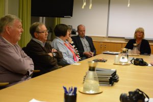 Vid presskonferensen om de rödgrönas budgetförslag medverkade från vänster Hans-Göran Hansson (MP), Lars Olsson (C), Irene Nilsson (S), Per-Åke Purk (V), Mats Sturesson (C) och Lena Wallentheim (S). Foto: Berit Önell