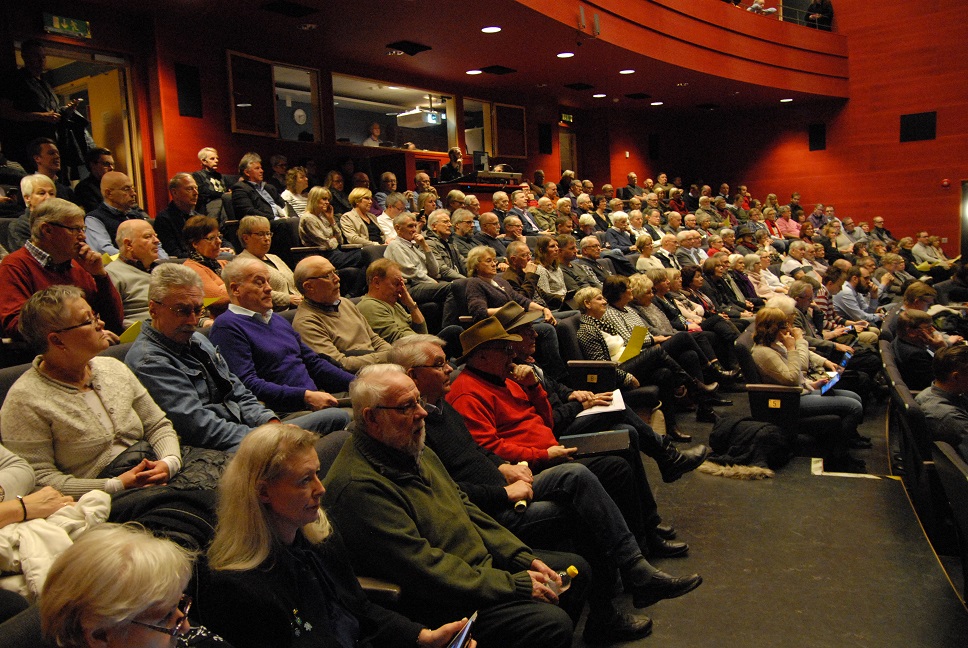 Röda salongen i kulturhuset var fullsatt vid kommunfullmäktiges extra sammanträde på måndagskvällen. Foto: Urban Önell