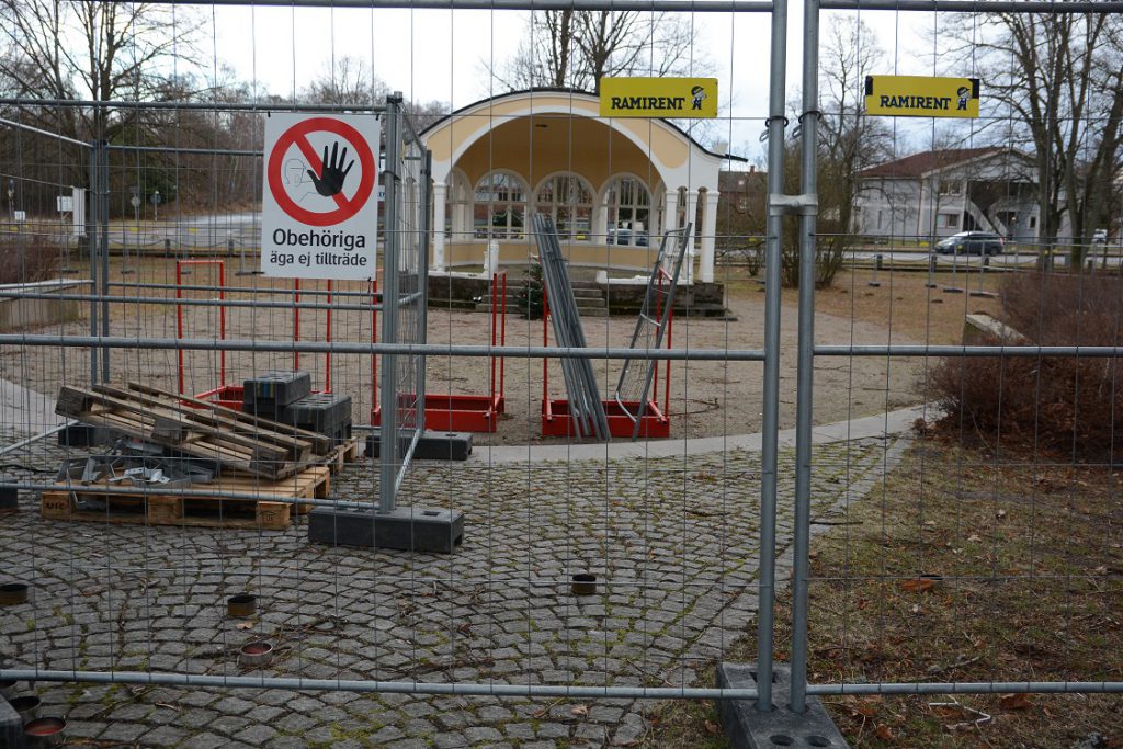 Det var olagligt att stängsla in paviljongen eftersom det inte fanns något polistillstånd. Därför tvingades Erlandssons bygg på onsdagen öppna upp stängslet i väntan på att polisen behandlar ansökan om tillstånd. Foto: Berit Önell