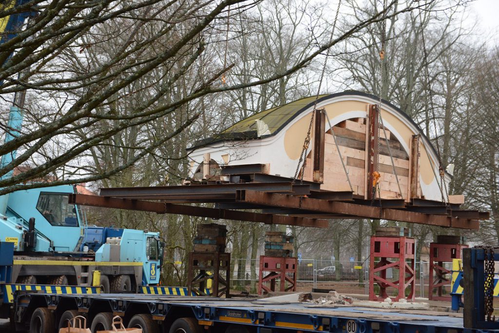 Efter tio dagars förberedelser lyfte musikpaviljongens tak på onsdagen från det stålskelett som byggts upp innan resten av paviljongen revs. Foto: Berit Önell