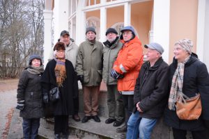 När det stod klart att paviljongen ännu inte fick spärras av samlades de aktivister som var kvar vid paviljongen, från vänster Rosita Forsberg, Victoria Pehrsson, Leif Henningsson, Peter Alf, Östen Nilsson, Evert Storm, Bengt Svensson och Boel Jepson.