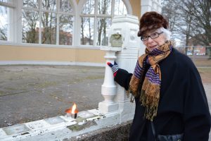 Victoria Pehrsson tände nya marschaller för paviljongen.