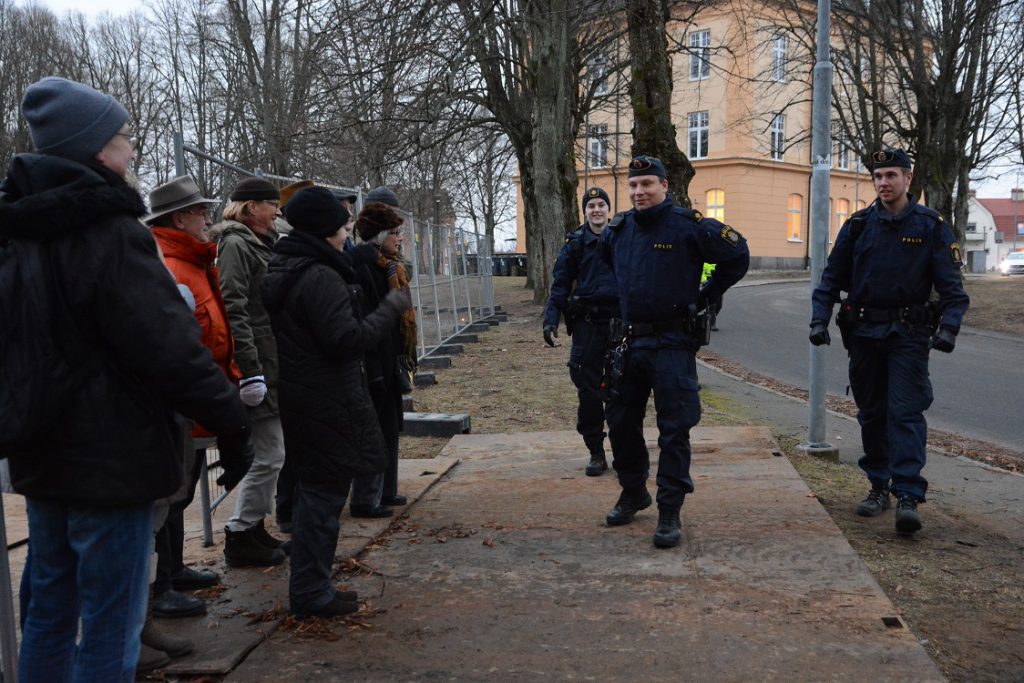 Kommunen tillkallade på tisdagsförmiddagen polis för att få bort paviljongaktivisterna. Men polisen beslöt att låta aktivisterna stanna och arbetarna vänta. Aktivisterna blir dock anmälda för egenmäktigt förfarande. Foto: Berit Önell