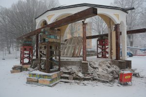 På några timmar på onsdagsförmiddagen förvandlades paviljongen till oigenkännlighet.