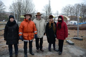 Paviljongaktivisterna konstaterade att striden var över och släppte in byggföretagens personal till arbetsplatsen, från vänster Rosita Forsberg, Evert Storm, Leif Henningsson, Victoria Pehrsson och Gunvor Engkvist.