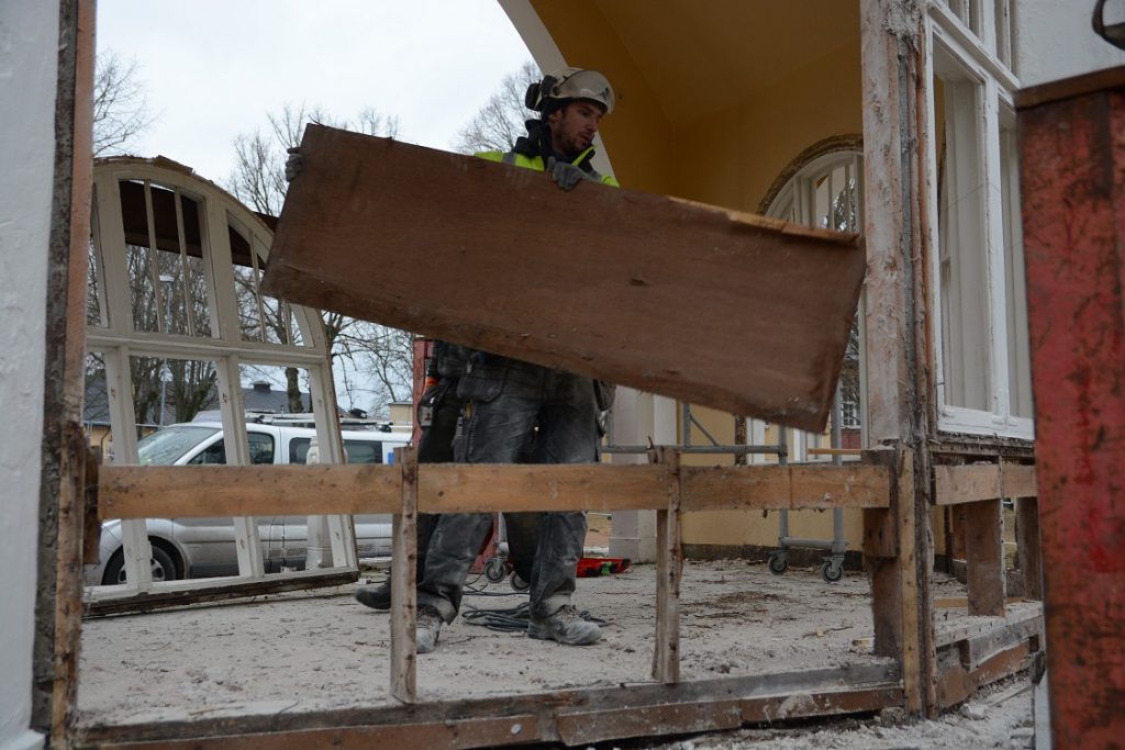 Paviljongens fönstervägg revs och fönstren lyftes ut av Eslövs Betonghåltagning, här Johan Svensson. Foto: Berit Önell