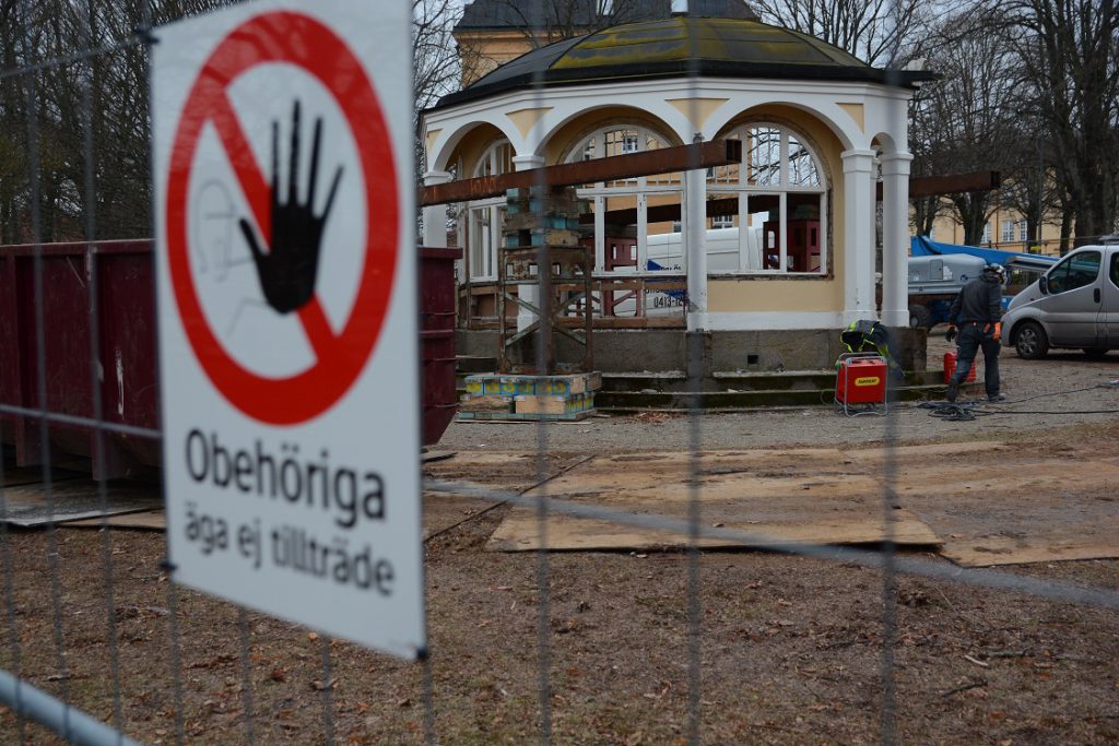 Arbetena med att flytta delar av den gamla musikpaviljongen fortgår nu utan att aktivister hindrar.