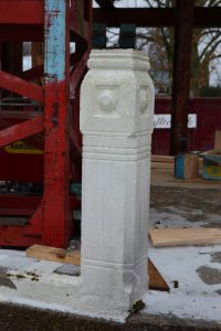 Den stora balustern i paviljongens balustrad sågades loss för att bli modell till de nya som ska gjutas.