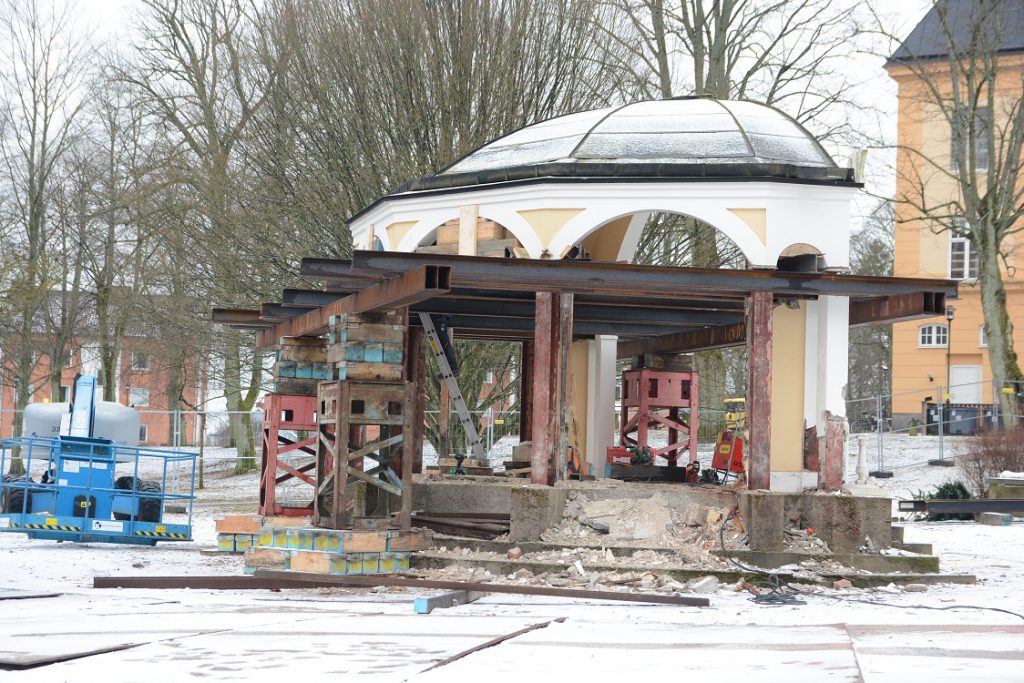 Stålskelettet ska göra det möjligt att lyfta av taket på paviljongen. Foto: Berit Önell