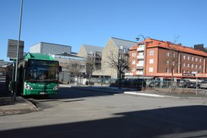 Stadsbussarnas hållplats är vid Fisktorget under hela centrumombyggnaden, vilket lett till klagomål från resenärer som fått längre väg att gå från stationen och riskerar att missa bussen. Foto: Berit Önell 