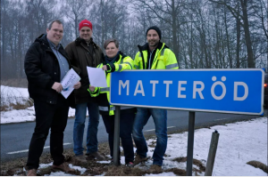 Hässleholms kommun och Matteröds fiber har tecknat enb avsiktsförklaring, från vänster Pelle Svensson och Henrik Nilsson från Matteröds fiber, Pernilla Rydmark, fibersamordnare, och Håkan Nilsson, tekniker, från Hässleholms kommun. Foto: Hässleholms kommun