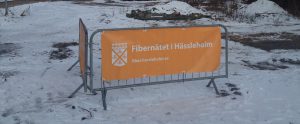 I början på veckan kom kommunens fiberskylt upp i Hörja, det första synliga tecknet på att fiberutbyggnaden är på gång i området. Foto: Emil Önell