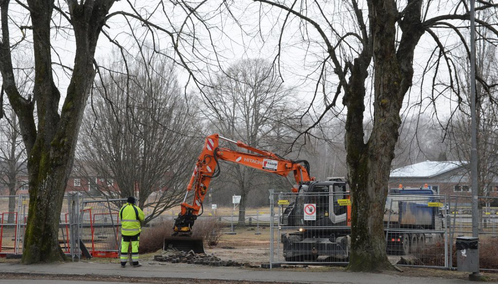 Stensättningen vid musikpaviljongen grävdes bort i slutet på den gångna veckan. Inom kort ska kommunen lämna över fastigheten till K-fastigheter som kan sätta igång sitt bygge. Foto: Berit Önell