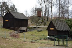 De historiska byggnaderna i Hässleholms hembygdspark har blivit en för tung börda för medlemmarna i Västra Göinge hembygdsförening. Kommunledningen är positiv till att utreda ett övertagande. Foto: Urban Önell