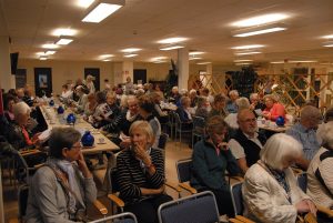 Vid större arrangemang kan det bli fullt i Seniorens lokaler. Bilden är tagen vid ett tidigare tillfälle i samband med en föreläsning om benskörhet. Det går att ta in maximalt 140 personer på en gång.