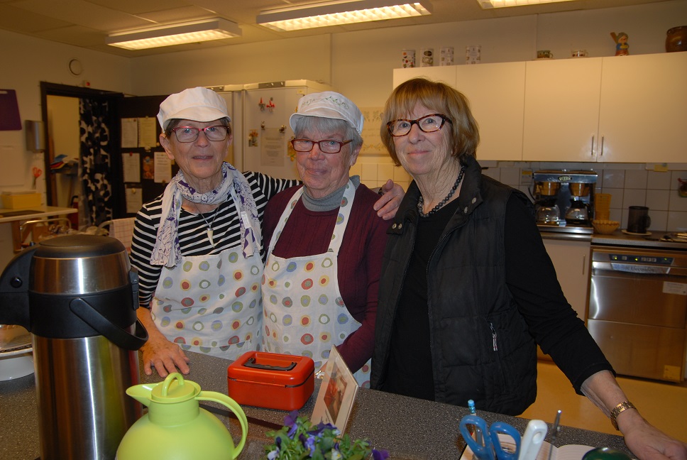 Lisen Ekdahl, verksamhetsansvarig, tillsammans med några av alla de volontärer som sköter serveringen på Senioren.