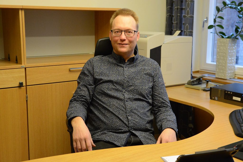 Sverigedemokraten Ulf Erlandsson är på gott humör när han installerar sig som kommunalråd i stadshuset i Hässleholm. Men många har synpunkter på att andra partier gav sitt stöd. Foto: Berit Önell