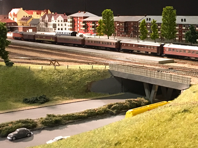 Inte bara tåg och järnväg i miniatyr ingår i anläggningen utan även vägar och bilar i tidsenliga modeller.
