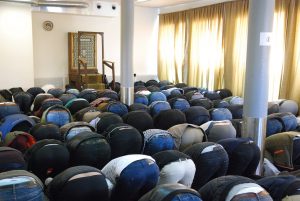 15 olika nationaliteter, alla sunnitiska rättsskolor och en och annan shiamuslim deltar i fredagsbönen i islamiska kulturcentret i Hässleholm. Kvinnorna samlas på lördagar eftersom lokalen är för trång. 