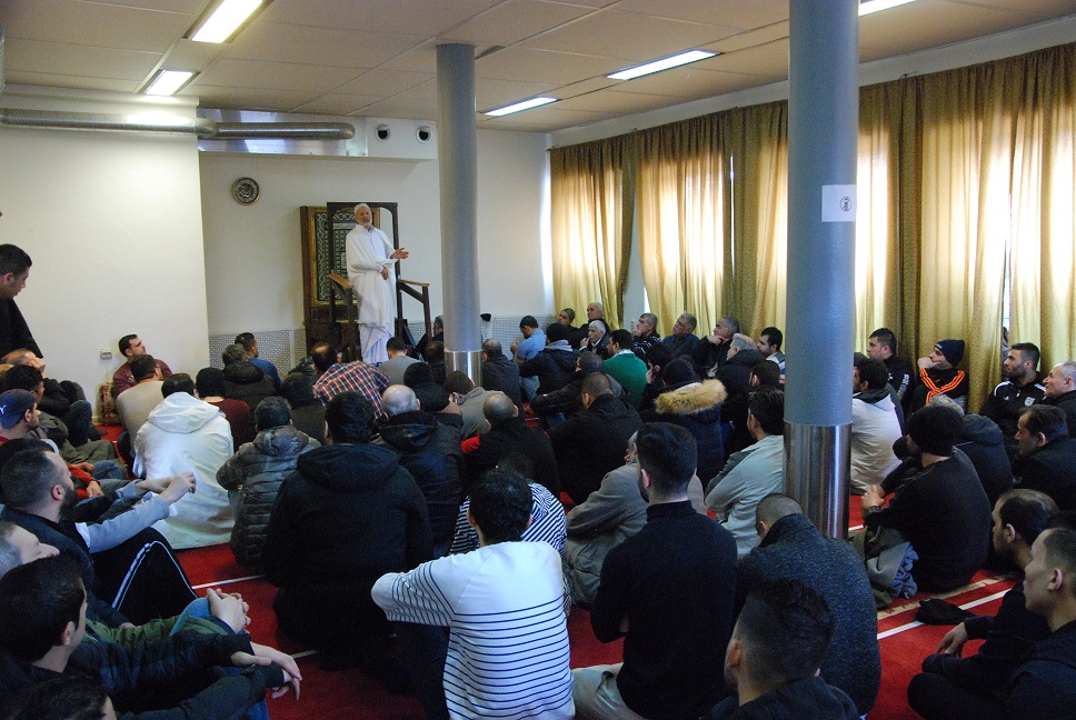 Bouzina Salah från Helsingborg är en av flera som predikar på Islamiska kulturcentret i Hässleholm. Som regel ansvarar han för två fredagspredikningar i månaden. Foto: Jonathan Önell