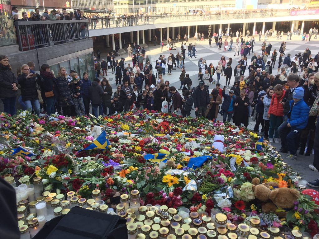 Hela trappan från Sergels torg mot Drottninggatan är fylld av blommor. Foto: Berit Önell