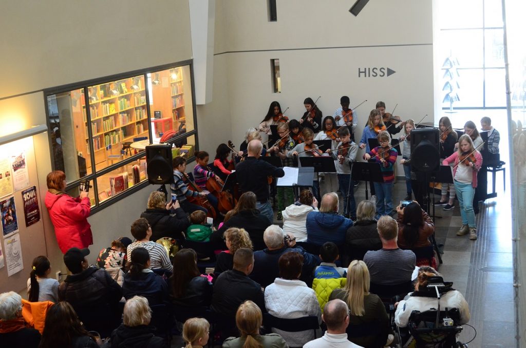 Sittplatserna tog snabbt slut när Kulturskolans elever stämde upp till konsert i Kulturhusets foajé.