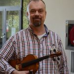 Hans Röjås som är speleman och musiklärare är son till den välkände spelemannen och musikpedagogen Jonas Röjås som grundade musikhandledarlinjen vid Härnösands folkhögskola. Hans och hans systrar brinner precis som sin far för folkmusiken. 