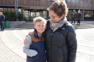 AnnKristin Olofsson och barnbarnet August Linell var med på Nytorget.