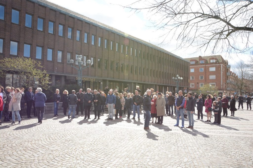 Många hässleholmare deltog  i minnesstunden på Nytorget i Hässleholm.