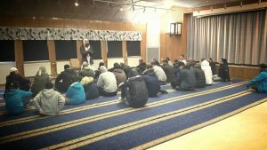 Imamen Abu al-Hareth, dömd för mordförsök mot en shiamuslim i Hässleholm, fortsätter att predika extremism. 