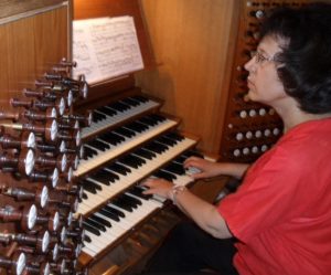 Musiken har alltid varit organisten Barbro Daun Schelin.s liv. Hon har satt upp stora körverk och gett egna orgelkonserter, här i Lunds domkyrka under Skånes orgelveckor 2013. Foto: Privat