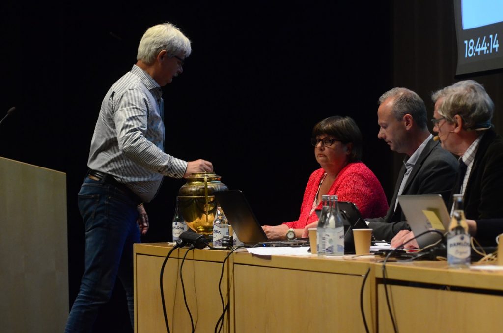 Det blev många voteringar när fullmäktige valde nya ledamöter efter en del av de sverigedemokrater som hoppade av i samband med att kommunalrådet Ulf Erlandsson tvingades avgå. Foto: Urban Önell