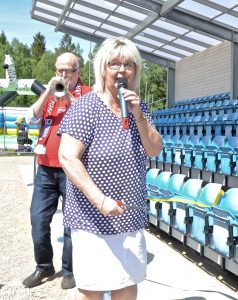 Oppositionsrådet Lena Wallentheim invigde läktaren med ett klipp. I bakgrunden är Stig Sjöberg redo att blåsa fanfar. Foto: Anders Thall/knallofall.se  