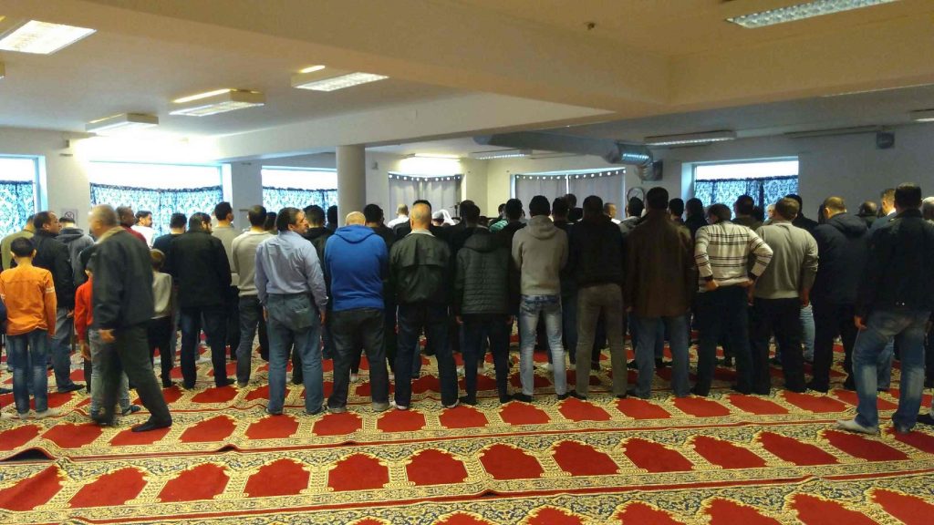 Omkring 80 personer deltog i fredagsbönen i Ljusets moské i Hässleholm vid Frilagts besök. Foto: Jonathan Önell