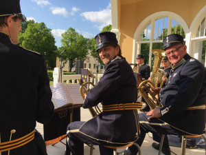 Brunnssextetten spelade militär marschmusik iklädda T4:s paraduniformer.