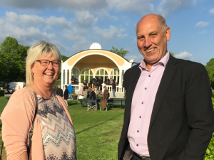 Lena Wallentheim (S) och Robin Gustavsson (KD) gladdes åt den nya paviljongen.