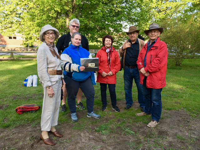 Evert Storm, till höger, och Leif Henningsson var drivande i kampen för att bevara paviljongen i Officersparken, här tillsammans med Rosita Forsberg, Sven-Inge och Marita Henriksson och Victoria Pehrsson. 