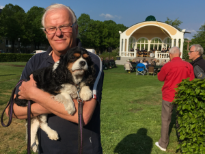 Bo Håkansson och hunden Ida njöt av musiken i paviljongen.