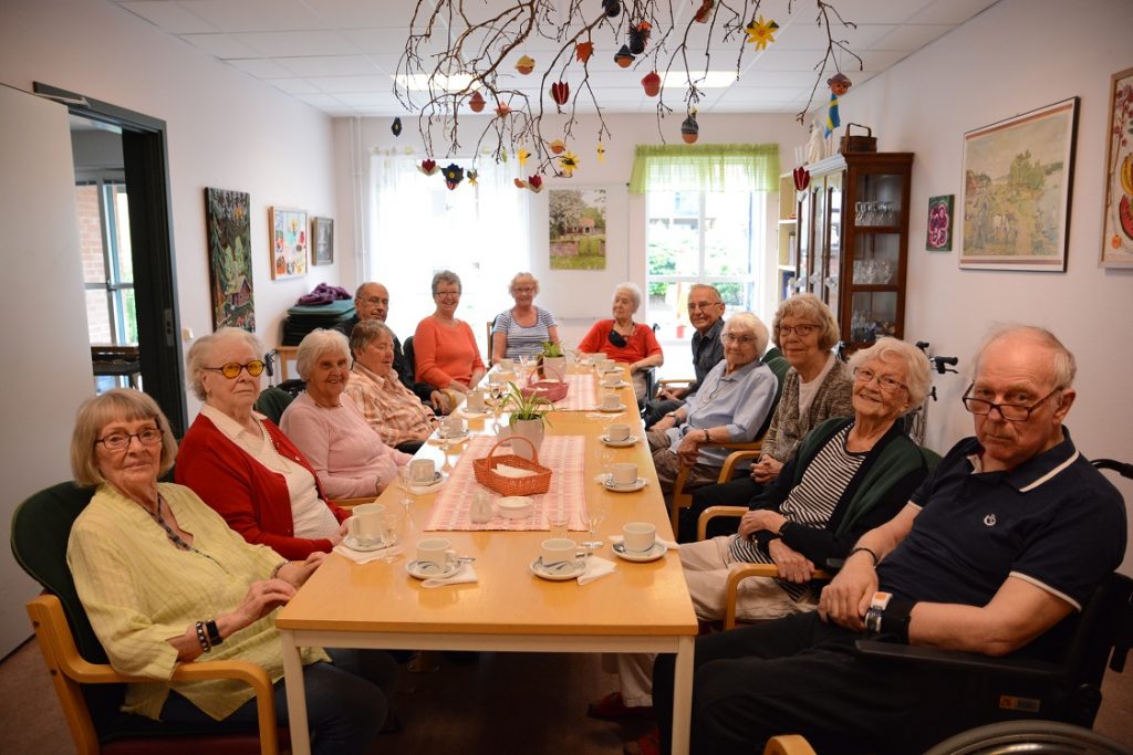 Tiotalet pensionärer på Ehrenborg firade på onsdagen sin tavla tillsammans med personal, frivilligarbetare och inbjudna paviljongaktivister.