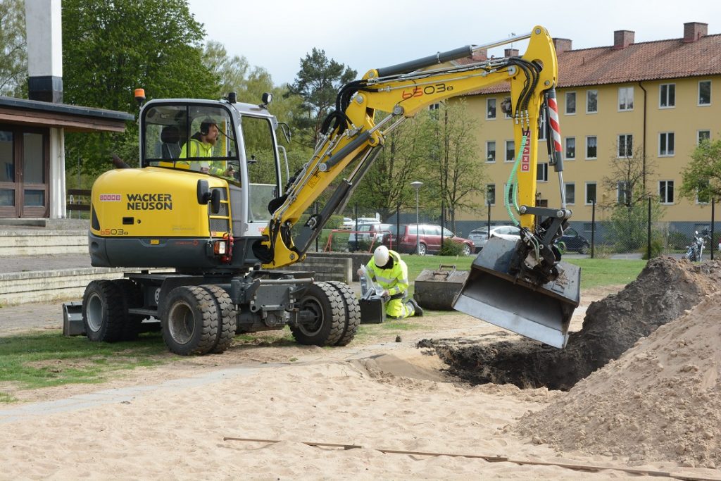 Provgropar för provtagning av den förorenade marken grävs nu kring Qpoolen.