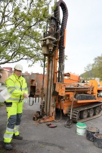 Projektledare Ylva Vård från Sigma Civil är på väg att titta på vad den stora borren fått upp på parkeringsplatsen söder om Qpoolen.