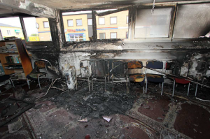 Mordbranden orsakade stora skador i den shiamuslimska lokalen i Malmö. Foto: Polisen