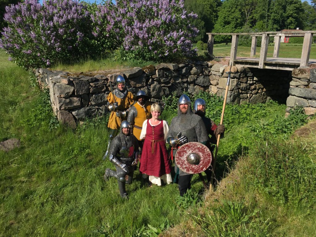 Vallgraven full av riddare - och en vän jungfru. Dessa krigare, som representerar stage fighters, kallar sig Condottieri. De dök upp lite varstans på Hovdala och visade upp strid till fots.