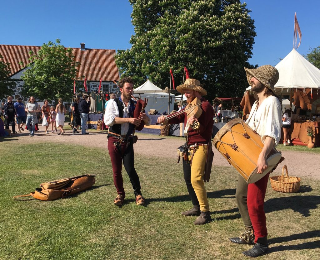 Medeltida gyckelmusikanter underhöll på borggården.